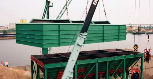 Sand and gravel containers for a concrete mixing plant